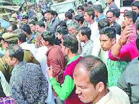 civilians jammed The way  to keep the dead body of the young man 